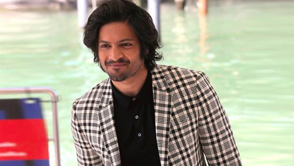 আলির কোনও নিজস্ব পি আর টিম নেই। তিনি নিজেই নিজের ভিডিয়ো তৈরি করে পোস্ট করেন। দ্রুত ইন্টারনেটে ছড়িয়েও পড়েছে তাঁর ভিডিয়োগুলি।