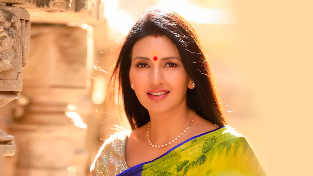 শাড়ির মডেল হয়ে দেখা গেল দীপ্তিকে। দ্রুত জনপ্রিয়তা পেলেন মডেলিংয়ের জগতে। এতটাই ব্যস্ত হয়ে পড়লেন, ছেড়ে দিলেন হস্তশিল্পের কারখানার দায়িত্ব। পেশাদার মডেল দীপ্তির কাজ ছড়িয়ে পড়ল বিদেশেও।