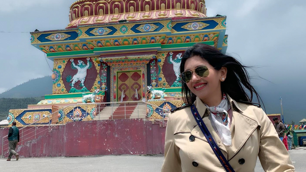 এই শো সঞ্চালনার সময়ে নিজের মেক আপ আমূল পাল্টে ফেলেছিলেন তিনি। শাড়ি পরে, মাথায় ঘোমটা টেনে এই শো হোস্ট করতেন দীপ্তি।