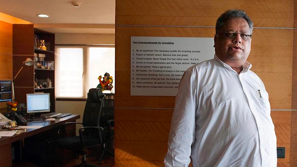 রাকেশের জন্ম ১৯৬০ সালের ৫ জুলাই, হায়দরাবাদে। পরে তাঁর বেড়ে ওঠা মুম্বইয়ে।