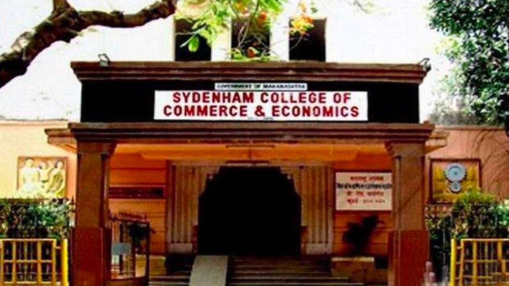 সিডেনহ্যাম কলেজ অব কমার্স অ্যান্ড ইকনমিক্স থেকে স্নাতক স্তরের পড়াশোনা সম্পূর্ণ করার পরে রাকেশের পরবর্তী গন্তব্য ছিল ইনস্টিটিউট অব চার্টার্ড অ্যাকাউন্ট্যান্টস অব ইন্ডিয়া।