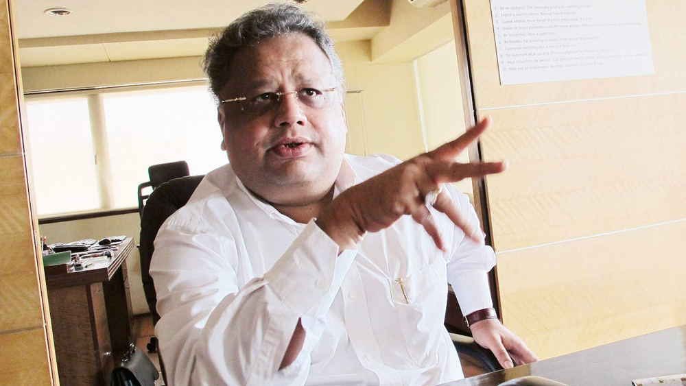 কলেজে পড়ার সময়েই রাকেশের আগ্রহ ছিল স্টক মার্কেট নিয়ে। এই ধারা তিনি পেয়েছিলেন তাঁর বাবার কাছ থেকে। তাঁর বাবা ছিলেন আয়কর বিভাগের অধিকর্তা। আগ্রহী ছিলেন স্টক মার্কেট নিয়ে।