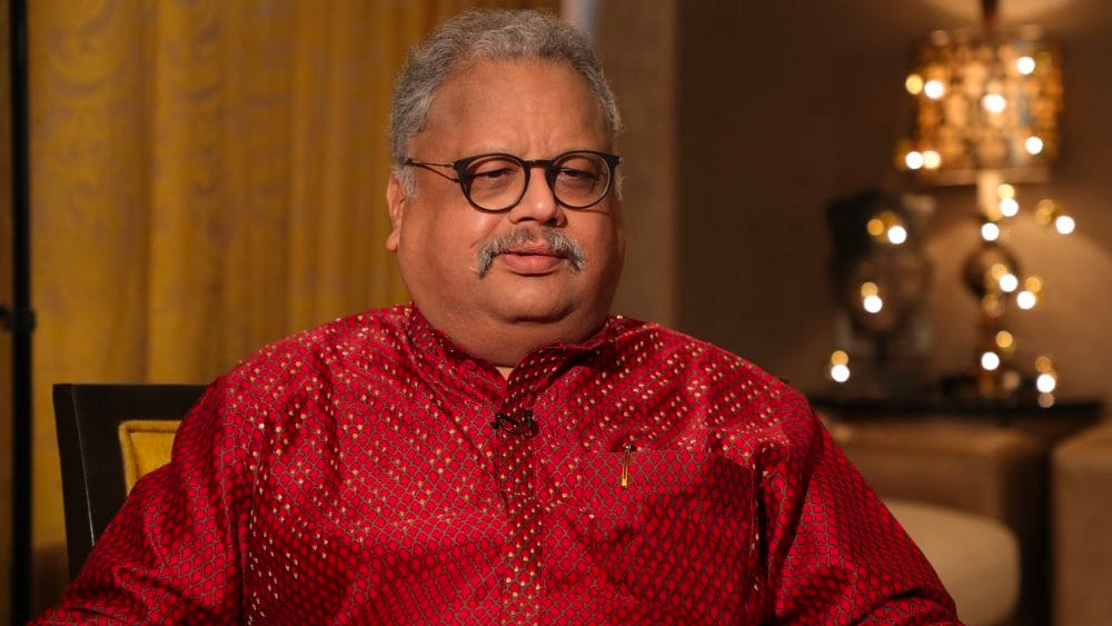 ২০১৭ সালে ট্রেডিংয়ের একটি মরসুম থেকে রাকেশ উপার্জন করেছিলেন ৮৭৫ কোটি টাকা।