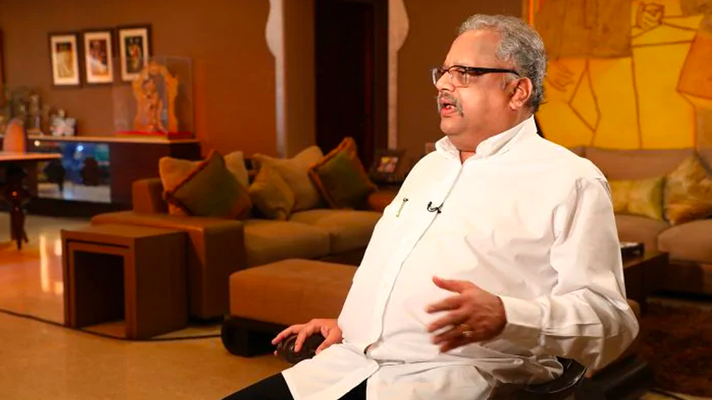 ব্যবসা স‌ংক্রান্ত পত্রিকায় প্রকাশিত প্রতিবেদন অনুযায়ী, গত ২৩ মার্চ থেকে রাকেশ শুধুমাত্র একটি সংস্থা থেকে দৈনিক ৫.৫৬ কোটি টাকা উপার্জন করেছেন।