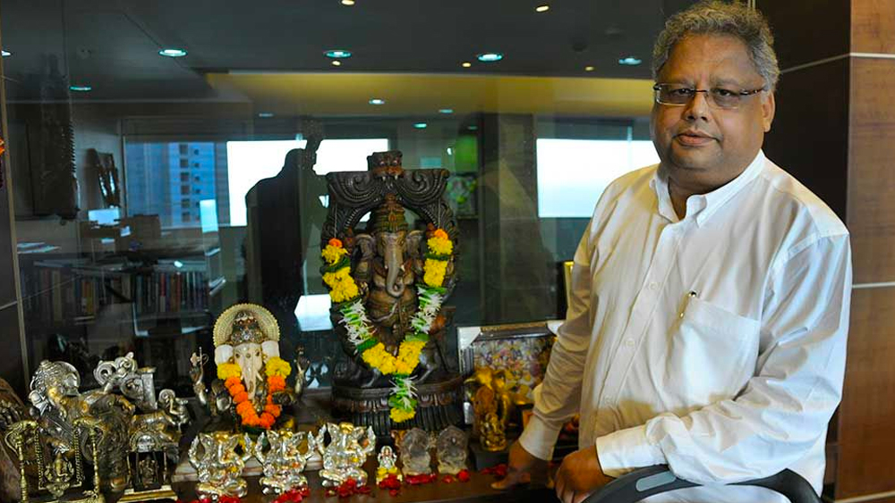 হিসেবি পদক্ষেপে বিশ্বাসী হলেও রাকেশ জীবনে ঝুঁকি নিতে ভালবাসেন। সমাজসেবামূলক বিভিন্ন প্রকল্পেও তাঁর ভূমিকা সক্রিয়।