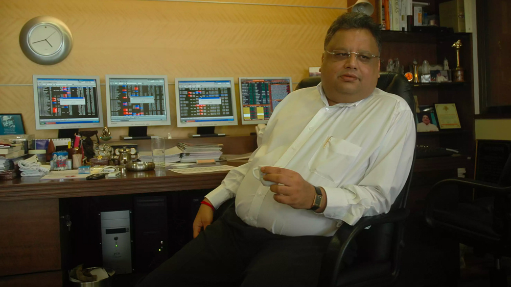 কার্যত ভারতীয় শেয়ারবাজারে হর্ষদ মেটার পরে বড় নাম এখন রাকেশ ঝুনঝুনওয়ালা। তাঁকে বলা হয় ‘দালাল স্ট্রিটের বিগ বুল’।