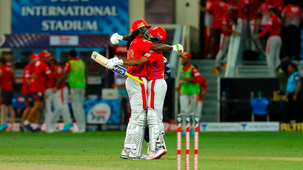 মাঠের মধ্যে যখন লোকেশ রাহুল, ক্রিস গেলদের টেনশনের পারদ চড়ছে, কাদের দিকে ম্যাচ ঘুরবে সেই নিয়ে যখন উত্তেজনা তুঙ্গে, তখন ক্যামেরায় ধরা পড়লেন এক তনয়া।