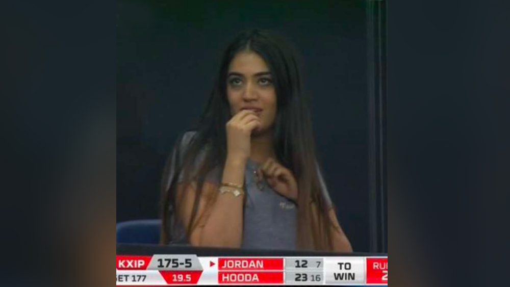 ছাই রঙের টিশার্টে সেই ‘রহস্যময়ী’কে দেখা গেল চিন্তিত মুখে নখ খাচ্ছেন। সঙ্গে সঙ্গেই নেটাগরিকদের প্রশ্ন, কে ইনি?