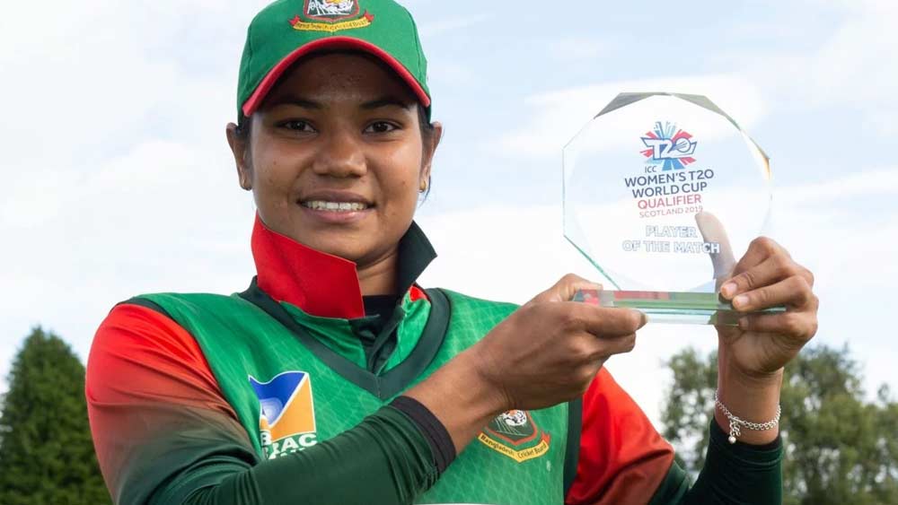 আইসিসি-সহ বিভিন্ন আন্তর্জাতিক ক্রিকেটাররা এই ছবি শেয়ার করেছেন। ছবিগুলি শেয়ার করে আইসিসি-র টুইটার হ্যান্ডলে লেখা হয়েছে, ‘শাড়ি, গয়না, ব্যাট— ক্রিকেটারকদের ওয়েডিং ফটোশ্যুট এমনই হওয়া উচিত।’