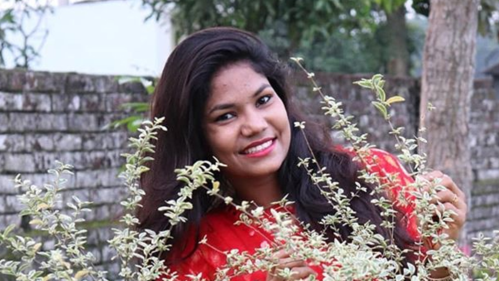 গায়ে হলুদের পর ছবি তুলতে তিনি গিয়েছিলেন রংপুর স্টেডিয়ামে। সেখানে গিয়ে দেখেন ছোট ছোট ছেলেরা ক্রিকেট খেলছে। তা দেখেই ইচ্ছাটা চাগাড় দিয়ে ওঠে সানজিদার।