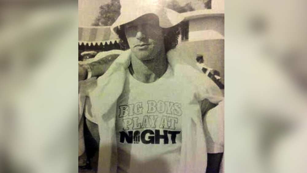 ১৯৭৬ সালে অস্ট্রেলিয়ায় বিতর্কিত কেরি প্যাকার সিরিজেও অন্যতম ক্রিকেটার ছিলেন ইমরান। তাঁর পরনের টি-শার্ট তুলেছিল নতুন ঝড়। বুকে লেখা— ‘বিগ বয়েজ প্লে অ্যাট নাইট’। অর্থাৎ, পুরুষরা রাতেই ফেলাধুলো করে।