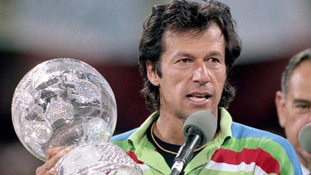 আন্তর্জাতিক ক্রিকেটে ব্যাট-বল হাতে অনেক চমকপ্রদ পারফরম্যান্স দেখিয়েছেন। তাঁর হাত ধরেই ১৯৯২ সালে ক্রিকেট বিশ্বকাপ জয় করেছিল পাকিস্তান।