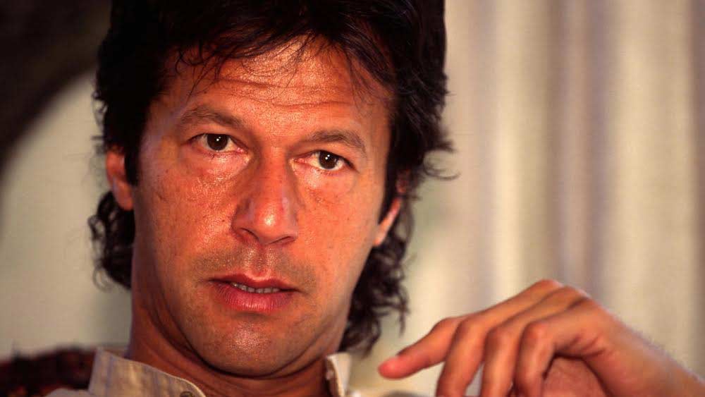 দীর্ঘ ক্রিকেটজীবন থেকে অবসরের পর ১৯৯৬ সালে শুরু রাজনীতি। তেহরিক-ই-ইনসাফ নামে দল গঠন। তবে সাফল্য সহজে মেলেনি। ভোটের লড়াইতে প্রথম জয় ২০০২ সালে।