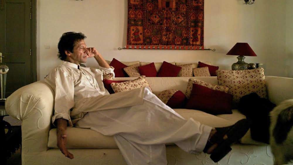 এর পরেও পথ সহজ ছিল না। হতে হয়েছে গৃহবন্দি। হাজতবাসও করতে হয়েছে ২০০৭ সালে। অবশেষে দীর্ঘ টানাপড়েন পেরিয়ে ২০১৮ সালে পাকিস্তানের প্রধানমন্ত্রীর আসনে। এখন সেই আসনই টলমলে।