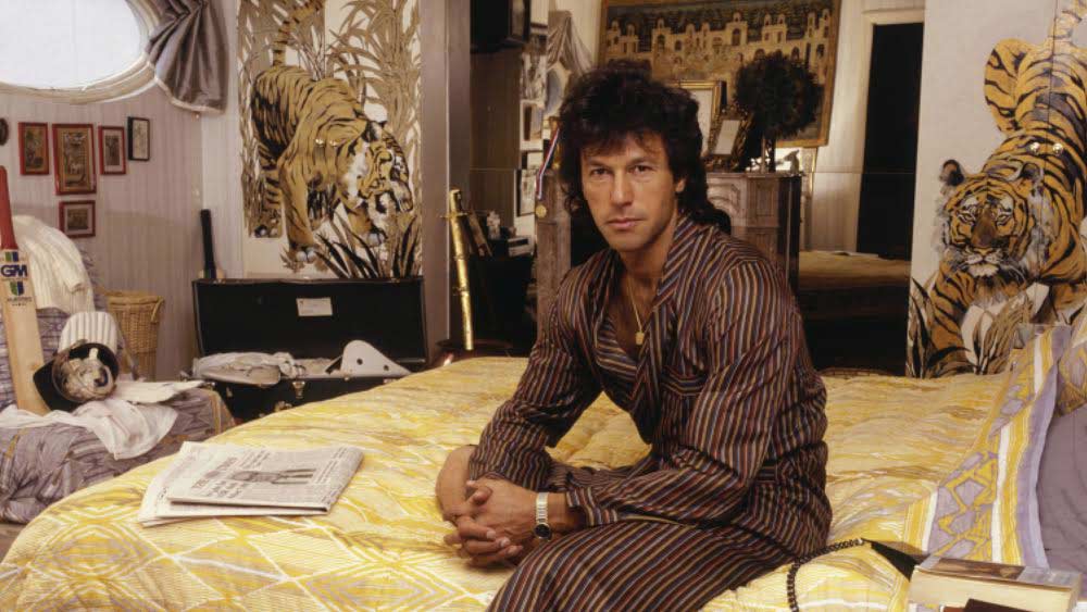 শুধু ক্রিকেট আর রাজনীতি নিয়ে ইমরানের জীবনের সবটা বলা হয় না। ক্রিকেটে অলরাউন্ডার ইমরানের মাঠের কেরিয়ারের মতোই বর্ণময় তাঁর মাঠের বাইরের জীবনও। বারবার প্রেমে পড়েছেন, বিতর্কেও জড়িয়েছেন।