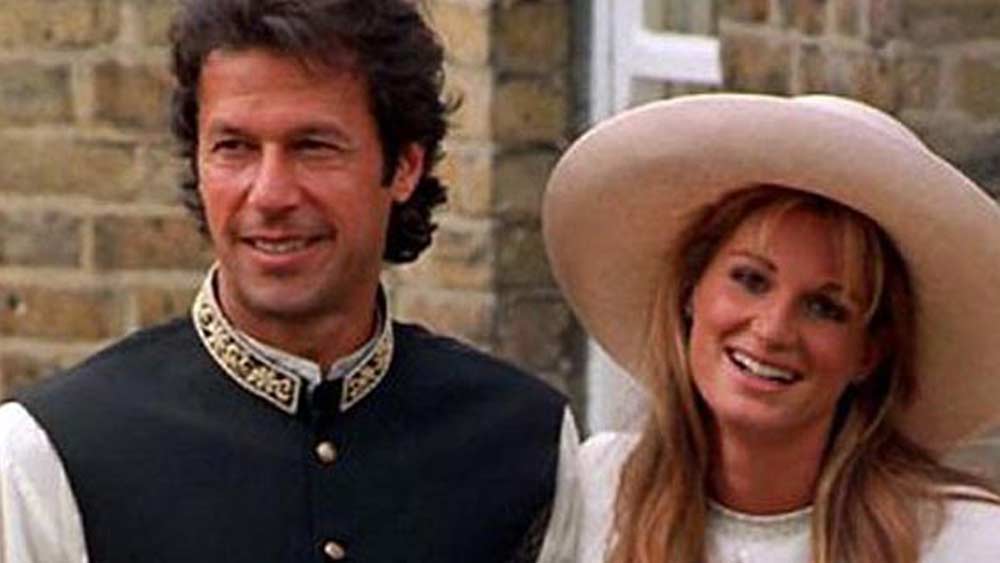 এখনও পর্যন্ত তিনবার বিয়ে করেছেন ইমরান। প্রথম স্ত্রী পাকিস্তানে কর্মরত ব্রিটিশ নাগরিক তথা ইংরেজ ধনকুবেরের কন্যা জেমাইমা খান। বিয়ের সময়ে ইমরানের বয়স ছিল ৪২। জেমাইমার ২১। সেই বিবাহ থেকে ইমরানের দুই সন্তান রয়েছে।