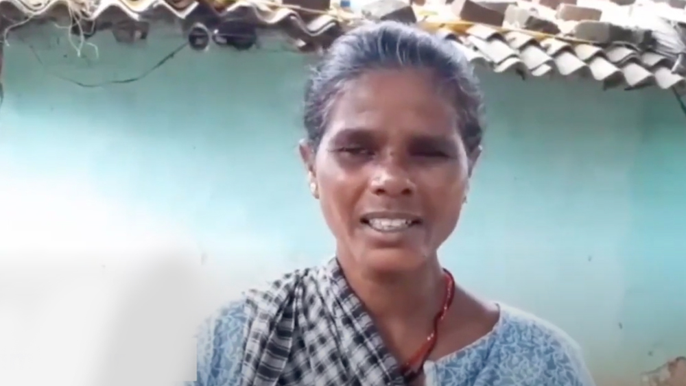 এক সময়ে সংসার চলত মায়ের উপার্জনে। কিন্তু বয়সের ভারে বিমলার মা আর দিনমজুরির কাজে যেতে পারেন না।