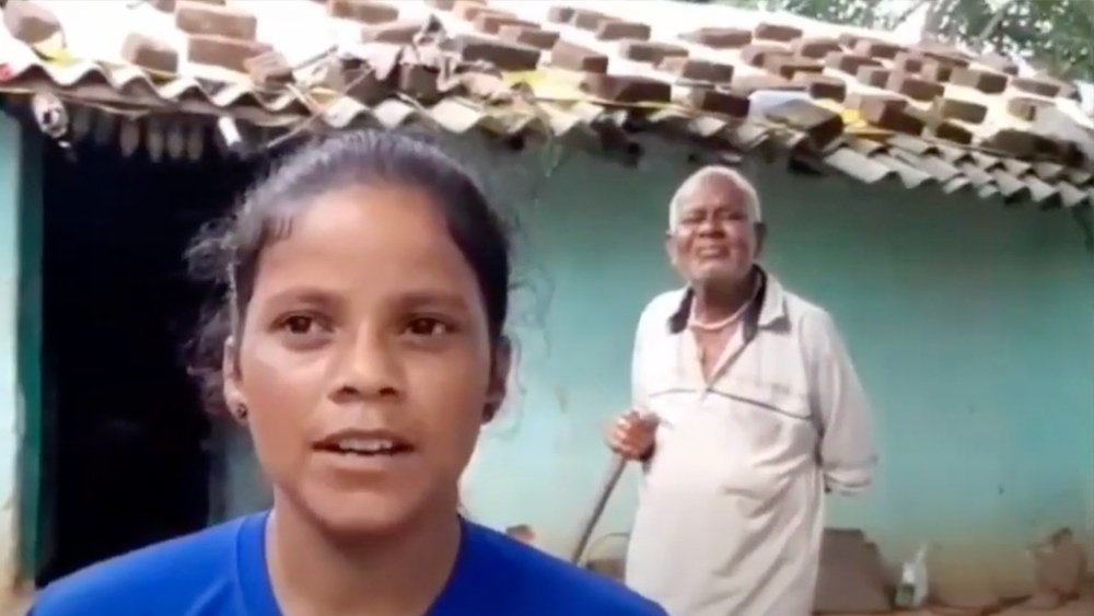 সে সব বৃথা স্বপ্নই থেকে গিয়েছে। মায়ের সঙ্গে হাঁড়িয়া বিক্রিতেই দিন গুজরান হয় তরুণীর। তাঁদের উপার্জনের টাকার দিকে তাকিয়ে বাড়িতে অপেক্ষা করে বিমলার বাবা এবং অশক্ত দাদু।