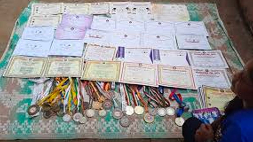 বিমলার বাড়িতে জমে আছে পদক ও শংসাপত্র। তাঁর আক্ষেপ, সব পদক তাঁর বাড়িতে ঠিকমতো রাখারও জায়গা নেই। সংরক্ষণের অভাবে নষ্টও হয়েছে বেশ কিছু।