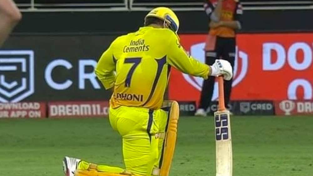 দলের সঙ্গে সঙ্গেই যেন অস্তাচলে দলের অধিনায়কের ব্যাট। টুর্নামেন্টে এখনও একটিও অর্ধ শতরান নেই ধোনির ব্যাটে। প্রাক্তনীদের কেউ কেউ তো বলছেন, ৩-৪ বছর আগের ধোনি নিজেও আজকের ধোনিকে দলে রাখতে চাইতেন না।
