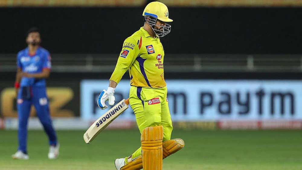 ব্যাটসম্যান ধোনির অফ ফর্ম: সর্বোচ্চ ৪৭ অপরাজিত। তবে সেই ম্যাচ নট আউট থেকেও দলকে জেতাতে পারেননি ফিনিশার ধোনি। গত ম্যাচে রাজস্থানের বিরুদ্ধে যে ভাবে রান আউট হয়েছেন, তাতে তাঁর ফিটনেস নিয়েও উঠেছে প্রশ্ন। চেন্নাই যে তিনটি ম্যাচ জিতেছে, তার কোনওটাতেই ধোনির তেমন ভূমিকা নেই। ১০ ম্যাচ সাকূল্যে রান ১৬৪। স্ট্রাইক রেট ১২৫। তাঁর ব্যাট যেন বাউন্ডারি মারতেই ভুলে গিয়েছে।