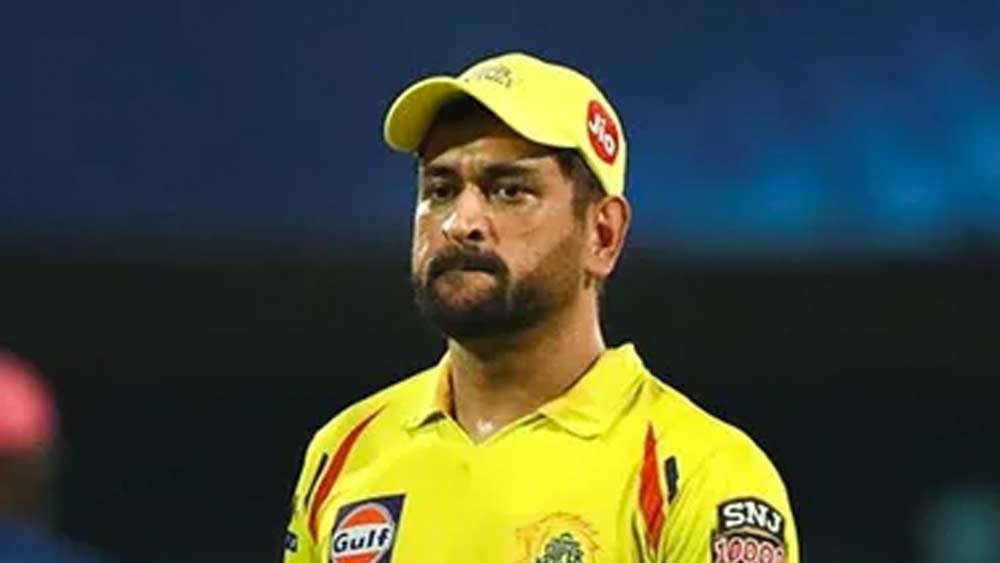 নিষ্প্রভ অধিনায়ক ধোনি: বিশ্বকাপ হোক বা আইপিএল, অধিনায়কের নাম মহেন্দ্র সিংহ ধোনি মানেই দলের ভাল ফল নিশ্চিত। একটা সময় তাঁর নেওয়া যে কোনও সিদ্ধান্তই কাজে লেগে যেত নির্ভুল ভাবে। এ বারে ছবিটা আলাদা। দুর্বোধ্য হয়ে উঠেছে তাঁর বেশ কিছু সিদ্ধান্ত। যেমন কেদার যাদবকে দলে রাখা বা ইমরান তাহিরের মতো ম্যাচ উইনারকে দলের বাইরে রাখা। এমনকি দলে সবচেয়ে ভাল ফর্মে থাকা স্যাম কারেনকে অনেক পরে ব্যাট করতে পাঠানোর সিদ্ধান্তও প্রবল সমালোচিত হয়েছে।