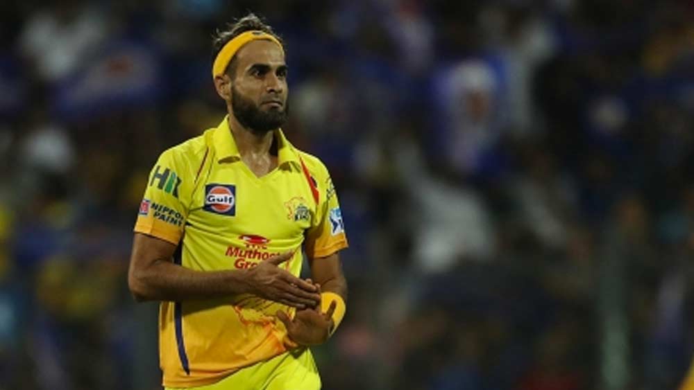 ইমরান তাহিরকে না খেলানো: এখনও অবধি আইপিএলে দেখা গেল না তাহিরকে। পিচ থেকে যখন স্পিনাররা সাহায্য পাচ্ছেন তেমন সময় বিশ্বের অন্যতম সেরা স্পিনার বসে রয়েছেন ডাগ আউটে। গত বছরের আইপিএলে সর্বোচ্চ উইকেট নেওয়া তাহির কেন দলের বাইরে, প্রশ্ন উঠছে বার বার। গত বছর বসে রয়েছেন মিচেল স্যান্টনারও।