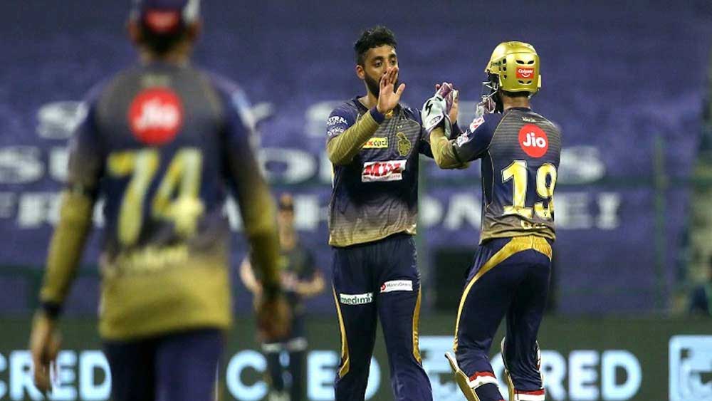 বরুণ চক্রবর্তী: বিস্ময় স্পিনারই এখন কেকেআরের সফলতম বোলার। দল থেকে ছিটকে দিয়েছেন জাতীয় দলের স্পিনার কুলদীপ যাদবকে। তিনি দলে থাকছেন বলাই যায়।