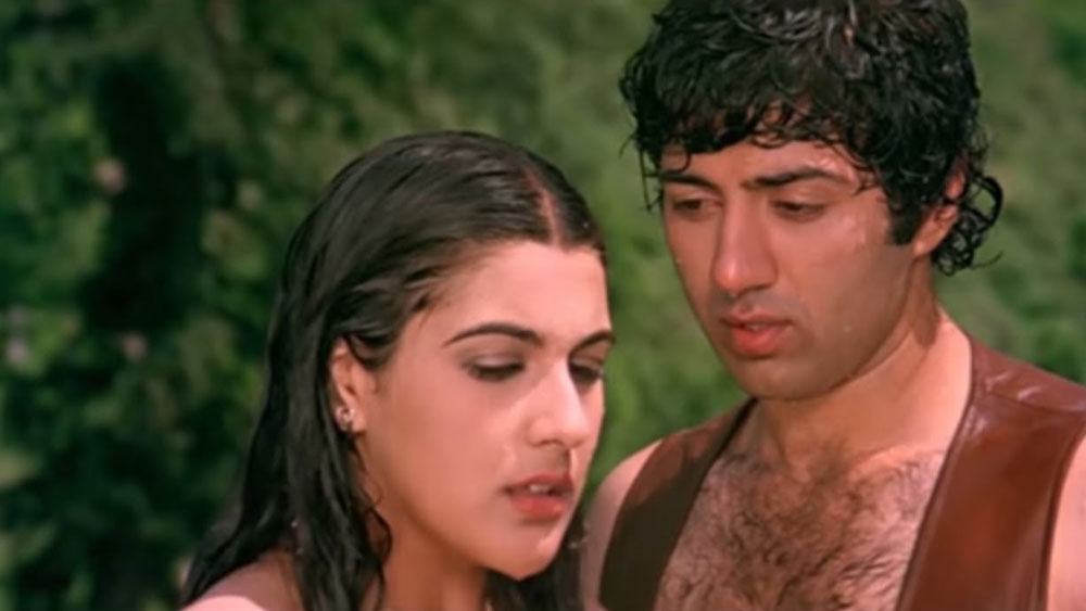 ডিম্পলের সঙ্গে ‘আফসানা’ শুরুর আগে অবশ্য সানির জীবনে ছিলেন অমৃতা সিংহ। ১৯৮৩-তে রাহুল রাওয়াল পরিচালিত ফিল্ম ‘বেতাব’-এ দু’জনই প্রথম বার বড় পর্দায় একসঙ্গে এসেছিলেন। আনকোরা নায়ক-নায়িকা হলেও বক্স অফিসে তুমুল সফল হয়েছিল সে ফিল্ম। সেই সঙ্গে সুপারডুপার হিট ‘বেতাব’-এর গান।