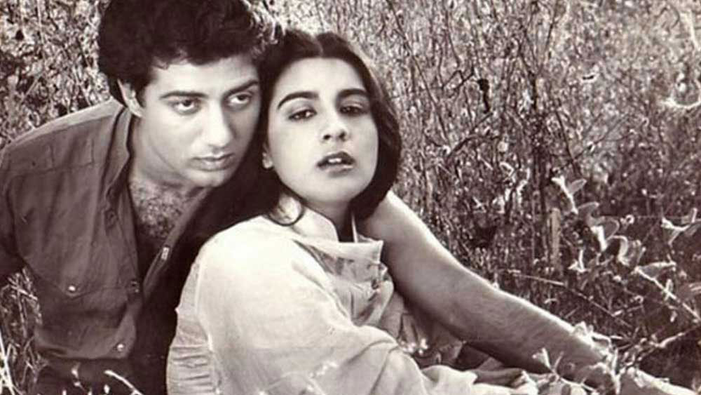 আরও একটা ঘটনায় সানি-অমৃতার সম্পর্কে ভাঙন ধরে। ১৯৮২-তে ডিম্পলের প্রথম দেখা সানির। তাঁদের দু’জনকে প্রথম ‘মঞ্জিল মঞ্জিল’ ফিল্মে দেখা গিয়েছিল। এর পর ’৮৪-তে ফের একসঙ্গে ‘অর্জুন’। জল্পনা ছিল, সানিই নাকি পরিচালক রাহুল রাওয়ালকে ওই ছবির নায়িকা হিসাবে ডিম্পলের নাম সুপারিশ করেন।