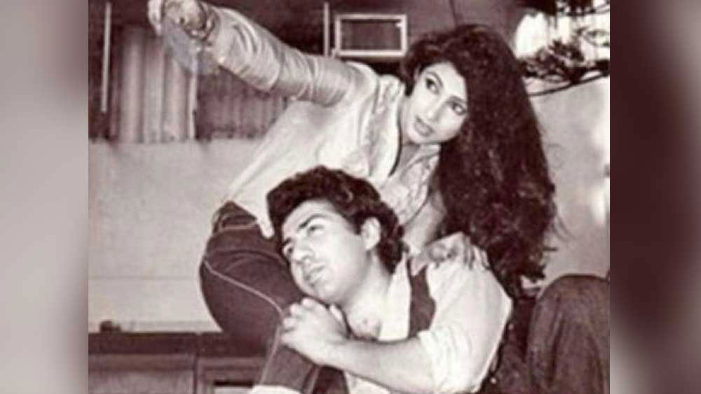 এই ঘটনা প্রকাশ্যে আসতেই অমৃতার সঙ্গে সম্পর্ক পুরোপুরি ভেঙে যায়। এর পর সানির জীবনে পাকাপাকি প্রবেশ ডিম্পলের।