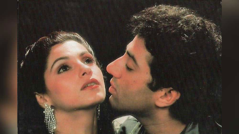 সানি-ডিম্পলের অফ-স্ক্রিন জুটি তখন ফিল্মি ম্যাগাজিনে প্রায়শই শিরোনামে। দু’জনের ঘনিষ্ঠ ছবিও গসিপ ম্যাগাজিনের পাতা ভরাচ্ছে। এক সময় তো সানিকেই ‘ছোটে পাপা’ বলতে শুরু করেছেন ডিম্পলের দুই মেয়ে টুইঙ্কল এবং রিঙ্কি।