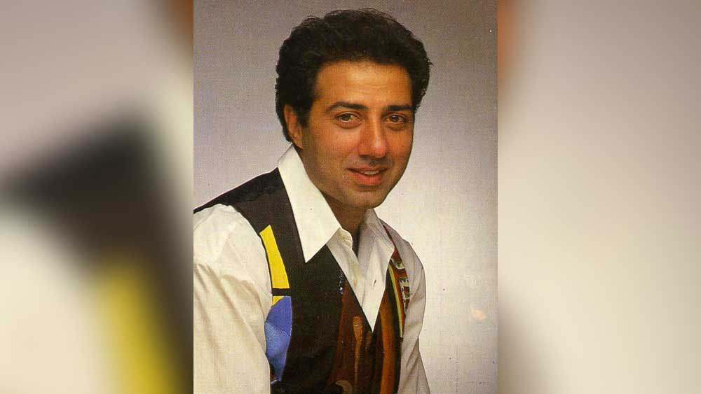 স্ত্রীর হুমকির পর নাকি পূজার সঙ্গে থাকার সিদ্ধান্তে আরও অটল হন সানি। তবে ডিম্পলের সঙ্গে সম্পর্ক সে সময় ভাঙেননি সানি। গত বছর ডিম্পলের ভাইপো কর্ণ কাপাডিয়াকে বলিউডে প্রবেশের সুযোগ করে দেন তিনি। যদিও বেহজাড খাম্বাটার ফিল্ম ‘ব্ল্যাঙ্ক’-এ মুখ দেখালেও সুবিধা করতে পারেননি কর্ণ। তবে ডিম্পলের প্রতি সানির টান যে কমেনি, সে জল্পনায় আরও হাওয়া লাগে ওই ঘটনায়।