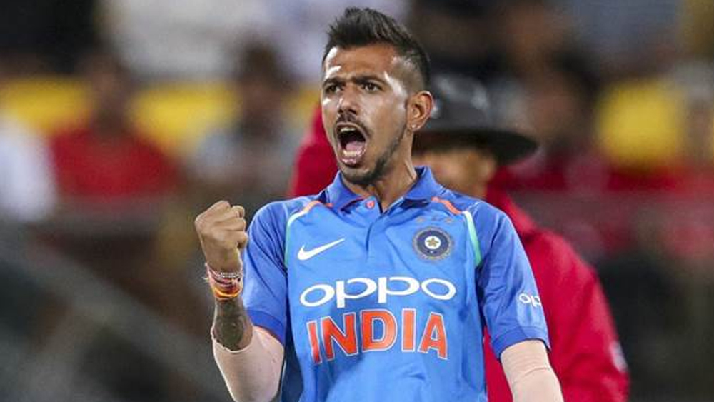 যুজবেন্দ্র চহাল- বিরাট কোহালির হাতের অন্যতম সেরা অস্ত্র।  তঁর গুগলির উত্তর নেই অনেক ব্যাটসমযানের কাছে। অস্ট্রেলিয়ায় চহালের দিকে তাকিয়ে ভারতের বোলিং আক্রমণ।