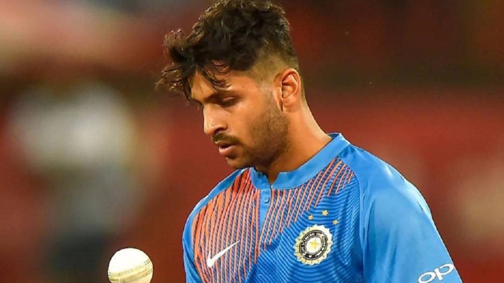 শার্দুল ঠাকুর- সীমিত ওভারের ক্রিকেটের জন্য বোলিংয়ে বৈচিত্র এনেছেন শার্দুল ঠাকুর। চোট সারিয়ে ফেরার পরে শ্রীলঙ্কার বিরুদ্ধে ভাল পারফরম্যান্স করেছিলেন। নিউ জিল্যান্ডের বিরুদ্ধেও টি টোয়েন্টিতে শার্দুলের পারফরম্যান্স ভালই ছিল। এ বারের আইপিএলে এখনও পর্যন্ত শার্দুল ঠাকুর ৯ টি উইকেট নিয়েছেন। অস্ট্রেলিয়ার প্রাণবন্ত পিচে শার্দুল ঠাকুর ভয়ঙ্কর হয়ে উঠতেই পারেন।