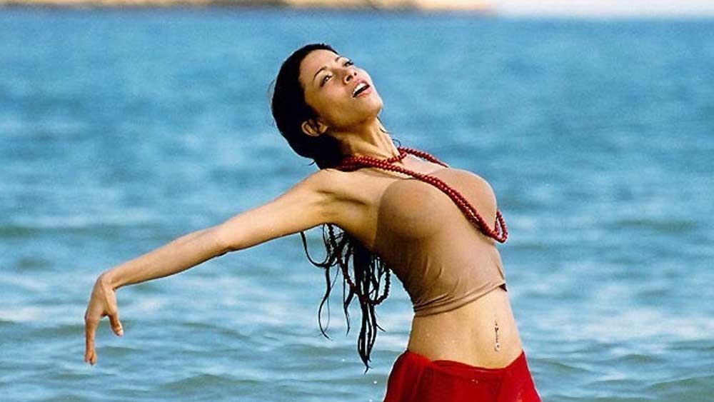 এই নায়িকার প্রেমে নাকি পাগল ছিলেন এক বলিউড পরিচালক। অন্য নায়িকার সঙ্গে আলাপের পর সেই নায়িকাকে ছবি থেকেই বাদ দিয়ে দিলেন তিনি। কোন নায়িকার কথা বলা হচ্ছে বলুন তো?