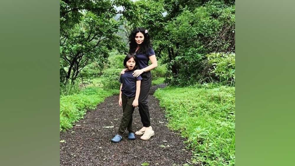 অন্তরার বাবা ছিলেন বিখ্যাত আলোকচিত্রী জগদীশ মালি। ভারসোভায় ভবঘুরের দলে ঘুরে বেড়াচ্ছেন জগদীশ, পরনে প্রায় কোনও পোশাক নেই এমন অবস্থায় তাঁকে দেখা যাওয়ার পর সলমন খান এগিয়ে এসেছিলেন সাহায্য করতে।