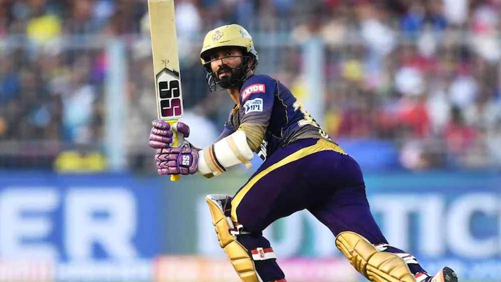 দীনেশ কার্তিক: টুর্নামেন্টের মাঝপথেই নেতৃত্ব হারিয়েছেন দীনেশ কার্তিক। অইন মর্গ্যানের হাতে কেকেআরের ব্যাটন তুলে দিলেও দিল্লির ম্যাচ ছাড়া দুর্দান্ত ছন্দে দেখা যায়নি কেকেআরকে। তবে মিডল অর্ডারে এক প্রান্ত ধরে রাখার জন্য এ দিনের একাদশে দীনেশকে রাখতেই পারে কেকেআর ম্যানেজমেন্ট।