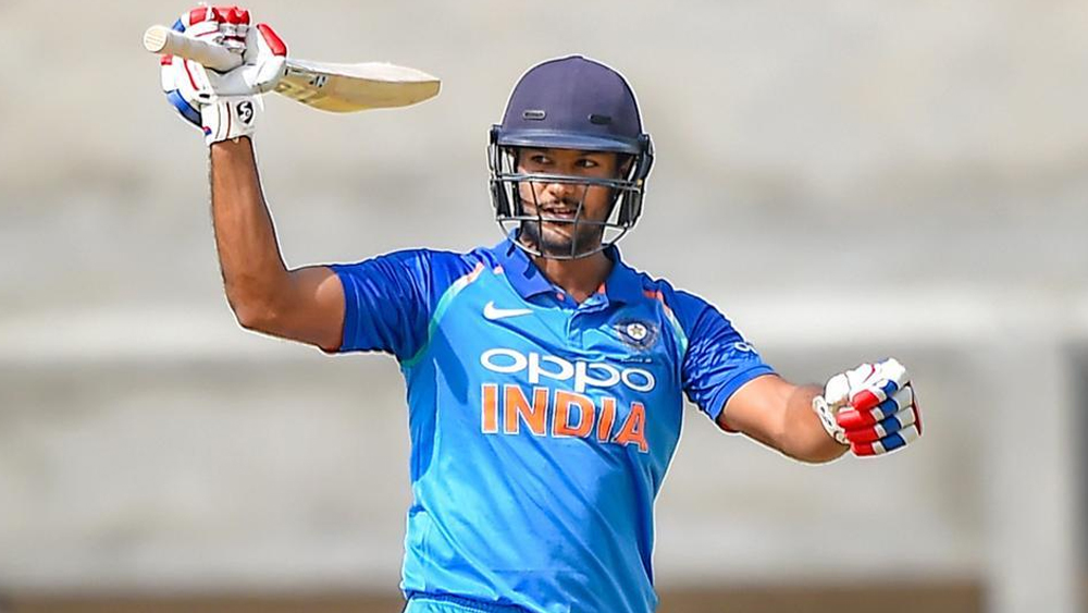 ময়ঙ্ক আগরওয়াল- মরুদেশে আয়োজিত আইপিএলে রাহুলের মতোই দারুণ ছন্দে রযেছেন ময়ঙ্ক আগরওয়াল। প্রথম ম্যাচ থেকেই নজর কেড়েছেন তিনি। একসময়ে অরেঞ্জ ক্যাপের দৌড়ে লোকেশ রাহুলের সঙ্গে জোড় লড়াই ছিল ময়ঙ্কের। এখন অবশ্য ময়ঙ্ক পিছিয়ে পড়েছেন দৌড়ে। তবুও যে রকম ফর্মে রয়েছেন তাতে অস্ট্রেলিয়ার বিরুদ্ধে টি টোয়েন্টি সিরিজে ময়ঙ্কের ব্যাট গর্জে ওটার সম্ভাবনাই বেশি।