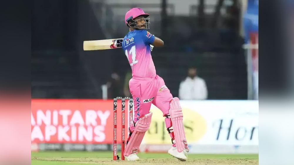 সঞ্জু স্যামসন: উপেক্ষা, যন্ত্রণার অবসান। অস্ট্রেলিয়ার বিরুদ্ধে টি টোয়েন্টি সিরিজের জন্য ভারতীয় দলে সুযোগ পেলেন সঞ্জু স্যামসন। এ বারের আইপিএলে সঞ্জু প্রথম থেকেই নজর কেড়েছেন। দলের প্রয়োজনে জ্বলে উঠেছেন। ১২টি ম্যাচ থেকে ৩২৬ রান করেছেন। আর তার পুরস্কারও পেলেন সোমবার। আইপিএলের শেষে অস্ট্রেলিয়া যাওয়ার বিমানে উঠছেন সঞ্জু।