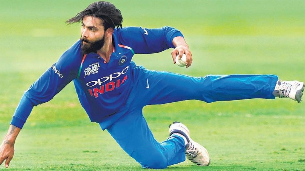 রবীন্দ্র জাদেজা- বল করতে পারেন। ব্যাট ও ফিল্ডিংয়েও দারুণ। সীমিত ওভারের ক্রিকেটে কোহালির হাতের অন্যতম অস্ত্র। এ বারের আইপিএলে চেন্নাই সফল হয়নি। জাড্ডু ১২ ম্যাচে ২০১ রান করেন। অস্ট্রেলিয়ার মাটিতে জাড্ডু কী করেন, তা দেখার অপেক্ষায় সবাই।