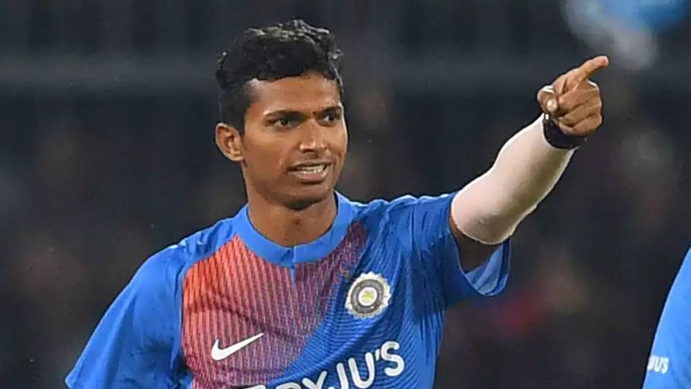 নবদীপ সাইনি -বলে গতি রয়েছে। সেই গতির আগুনে বিপক্ষের উইকেট তুলতে চান নবদীপ। এ বারের আইপিএলে এখনও পর্যন্ত অবশ্য নিজের নামের প্রতি সুবিচার করতে পারেননি। ৫ উইকেট নিয়েছেন। কিন্তু অস্ট্রেলিয়ার প্রাণবন্ত পিচে নবদীপের গতিশীল বোলিং কাজে আসবে।