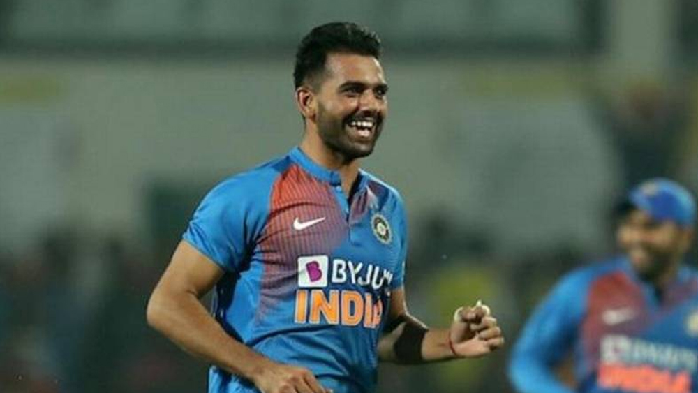 দীপক চহার- ধোনির দলের হয়ে বোলিং ওপেন করেন দীপক চহার। উইকেটের দুই প্রান্তে সুইং করাতে পারেন। এ বারের টুর্নামেন্টে এখনও পর্যন্ত ১২টি উইকেট নিয়েছেন চহার। বাংলাদেশের বিরুদ্ধে টি টোয়েন্টিতে ৭ রানের বিনিময়ে ৬টি উইকেট নেওয়া দীপক চহার অস্ট্রেলিয়ার মাটিতে কোহালির বড় অস্ত্র।