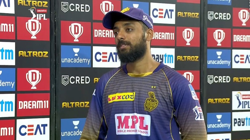 বরুণ চক্রবর্তী: কেকেআরের আগের ম্যাচে দিল্লিকে একার হাতেই শেষ করেছিলেন বরুণ চক্রবর্তী। ৪ ওভারের হাত ঘুরিয়ে ২০ রান দিয়ে ৫ উইকেট তুলে নিয়েছিলেন তিনি। এ বারের আইপিএলে নজর কেড়েছেন তিনি। এখনও পর্যন্ত ১১ ম্যাচে ১২ টি উইকেট নিয়েছেন। তাঁর পারফরম্যান্সে খুশি নির্বাচকরা। সেই কারণেই অস্ট্রেলিয়ার বিমানে উঠছেন বরুণ।