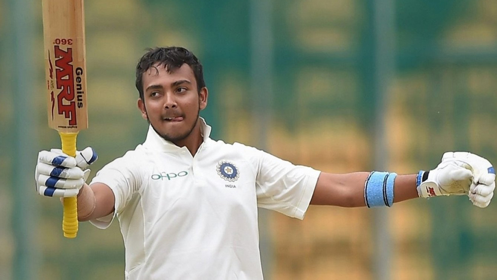 পৃথ্বী শ: দীর্ঘ অজি সফরে টিম ইন্ডিয়ায় তৃতীয় ওপেনার হিসাবে দলে এলেন পৃথ্বী শ। তাঁর প্রতিভা নিয়ে সন্দেহ না থাকলেও ফিল্ডিংয়ের পাশাপাশি ফিটনেস নিয়ে প্রশ্নচিহ্ন রয়েছে। তবে অজি সফরে তাঁর সমালোচকদের জবাব দিতে পারে পৃথ্বীর চওড়া ব্যাট। বছর দুয়েক আগে ওয়ার্ম-আপ ম্যাচে চোট পেয়ে অজিদের বিরুদ্ধে টেস্ট খেলা থেকে বঞ্চিত হয়েছিলেন। এ বার তা সুদে-আসলে মিটিয়ে নিতে পারেন পৃথ্বী।