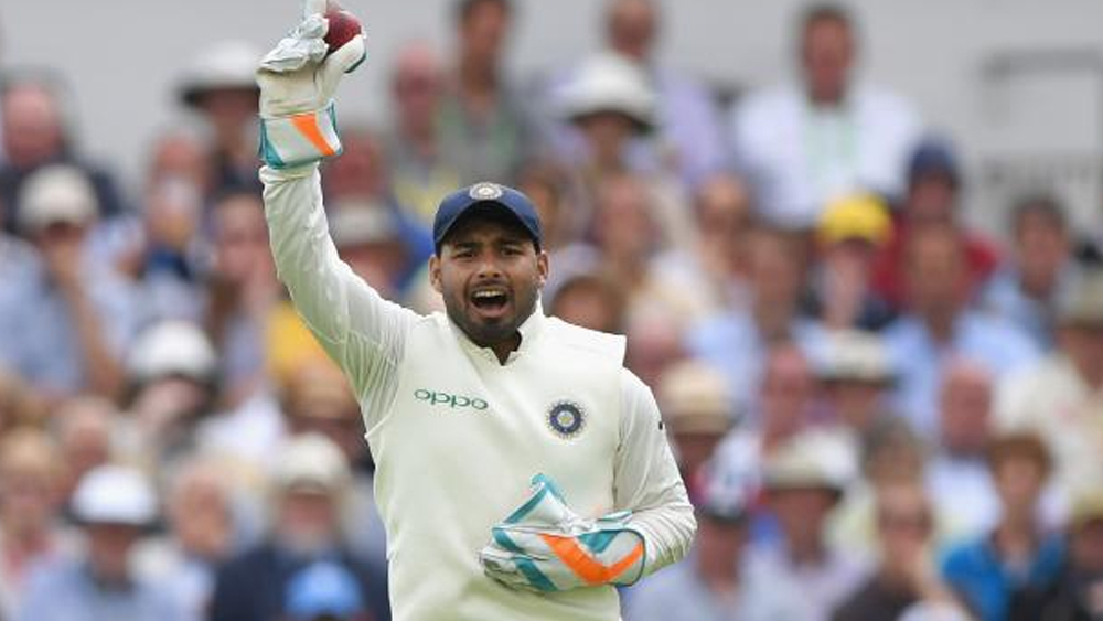 ঋষভ পন্থ: ঋদ্ধিমান সাহার সঙ্গে দ্বিতীয় উইকেটকিপার হিসেবে দলে এলেন ঋষভ। তাঁর টেস্ট ব্যাটিং নিয়ে প্রশ্ন উঠলেও ইতিমধ্যেই এই ফরম্যাটে ২টি সেঞ্চুরি করে ফেলেছেন ঋষভ। টেস্টে ফের এক বার নিজেকে প্রমাণের সুযোগ পেলেন তিনি।