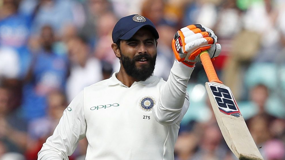 রবীন্দ্র জাডেজা: অশ্বিনের সঙ্গী হিসেবে রবীন্দ্র জাডেজার উপরে আস্থা রাখলেন নির্বাচকেরা। বল হাতে রান আটকে রাখার পাশাপাশি গুরুত্বপূর্ণ সময়ে উইকেটও এনে দিতে পারেন। সেই সঙ্গে প্রয়োজনে লোয়ার অর্ডারে ব্যাট হাতেও যে কোনও সময় ভেল্কি দেখাতে পারেন জাডেজা।