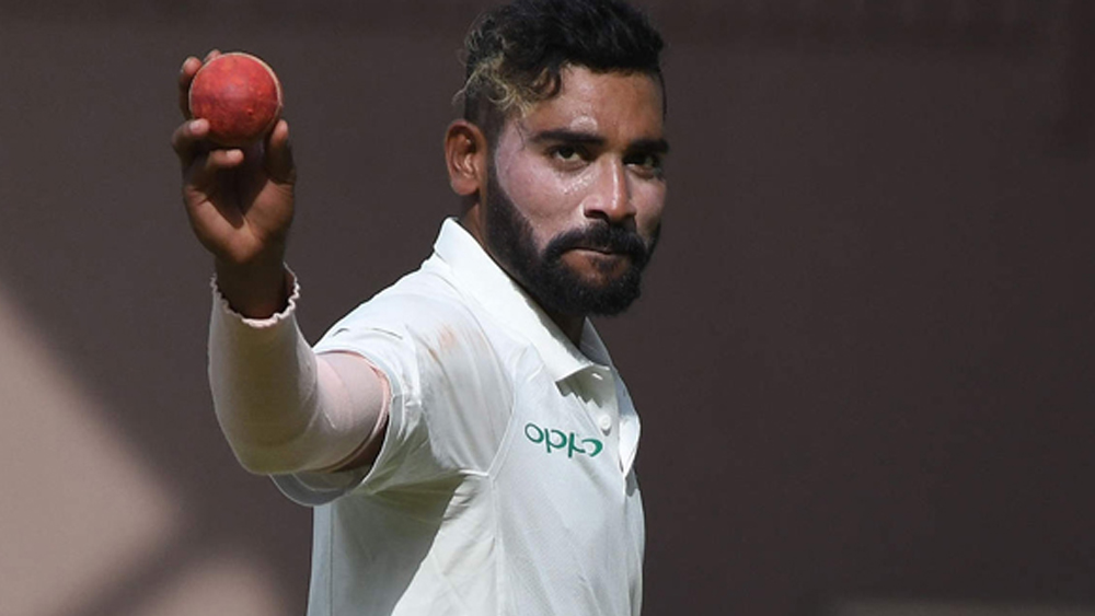 মহম্মদ সিরাজ: অস্ট্রেলিয়ার বিরুদ্ধে টিম ইন্ডিয়ার কালো ঘোড়া হতে পারেন মহম্মদ সিরাজ। প্রথম একাদশে জায়গা পেলে অজি ব্যাটসম্যানদের চিন্তায় ফেলতে পারেন বলেও মনে করছেন অনেকে।