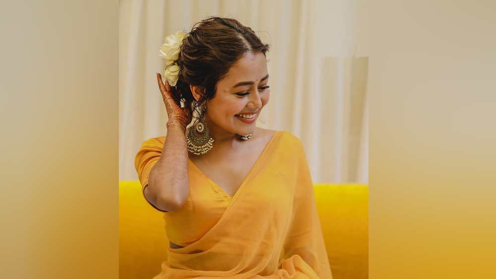 গত শনিবারই পাঞ্জাবি মতে আনন্দ কর্জ অনুষ্ঠান হল নেহার। কখনও হলুদ শাড়ি, কখনও পিচ রঙের লেহঙ্গায় সেজে উঠলেন তিনি।  কাকে বিয়ে করলেন বলিউডের জনপ্রিয় গায়িকা?