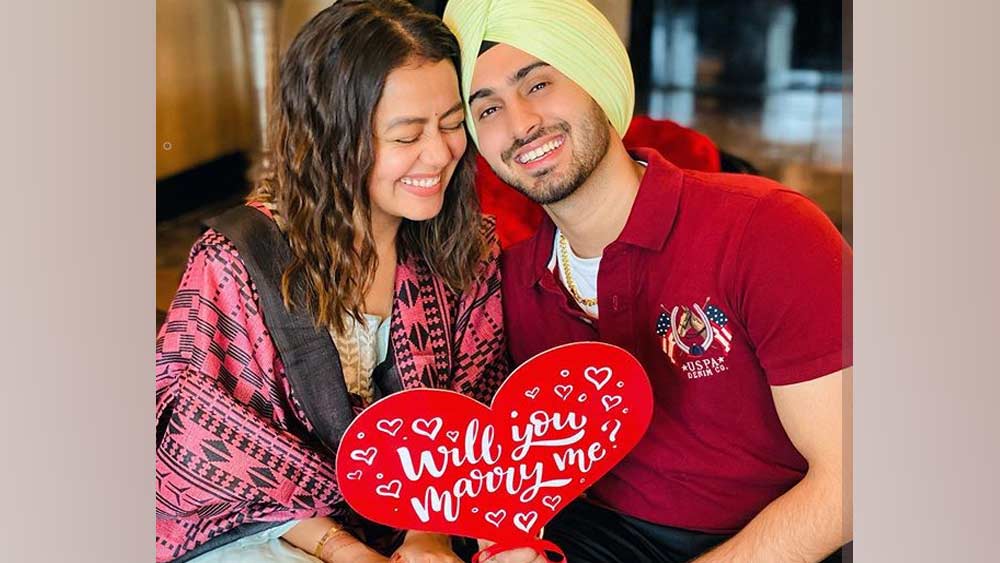 নেহা উঠে এসেছিলেন ‘ইন্ডিয়ান আইডল’-এর মঞ্চ থেকে। অর্থাৎ স্বামী-স্ত্রী দু’জনেই রিয়্যালিটি শো মারফত জার্নি শুরু করেন।